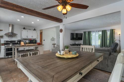 Cozy and Bright 3br apartment 15 min to DT Avl — 4-Star Luxury Hotel in Asheville, United States