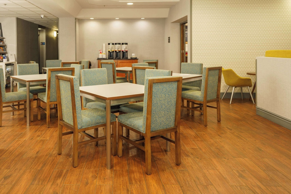 Hampton Inn Hutchinson - photo 9