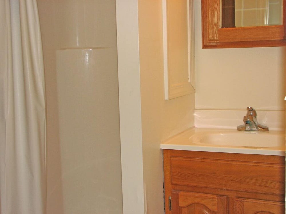 West Winds Motel & Cottages - photo 96
