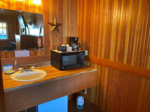 Whistling Winds Motel - photo 31