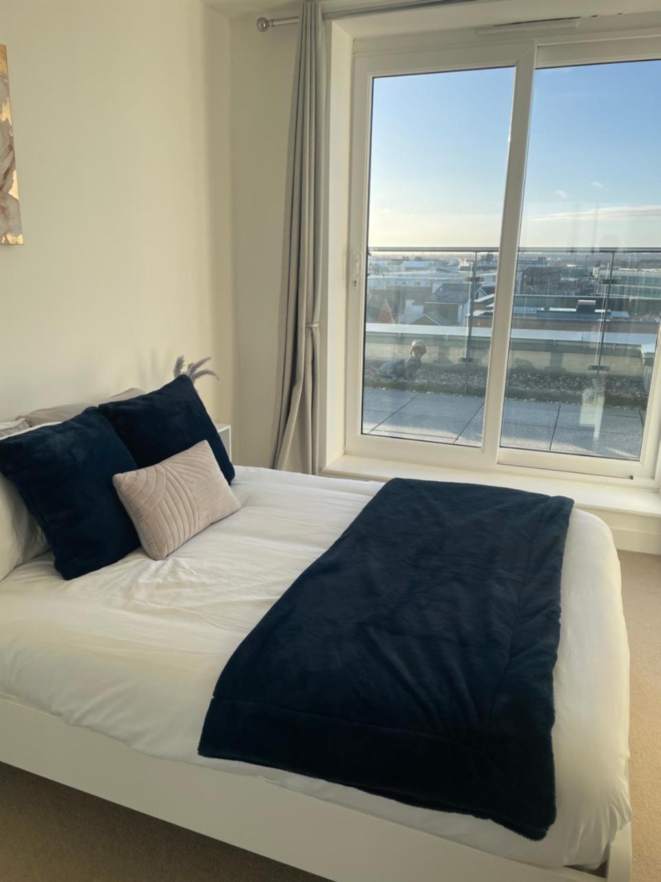 2BR 2BA Top Floor Penthouse Apartment in RG2 Ideal for Business Travellers & Contractors Free Parking & Sleeps Up To 6 — 4-Star Luxury Hotel in Reading, United Kingdom