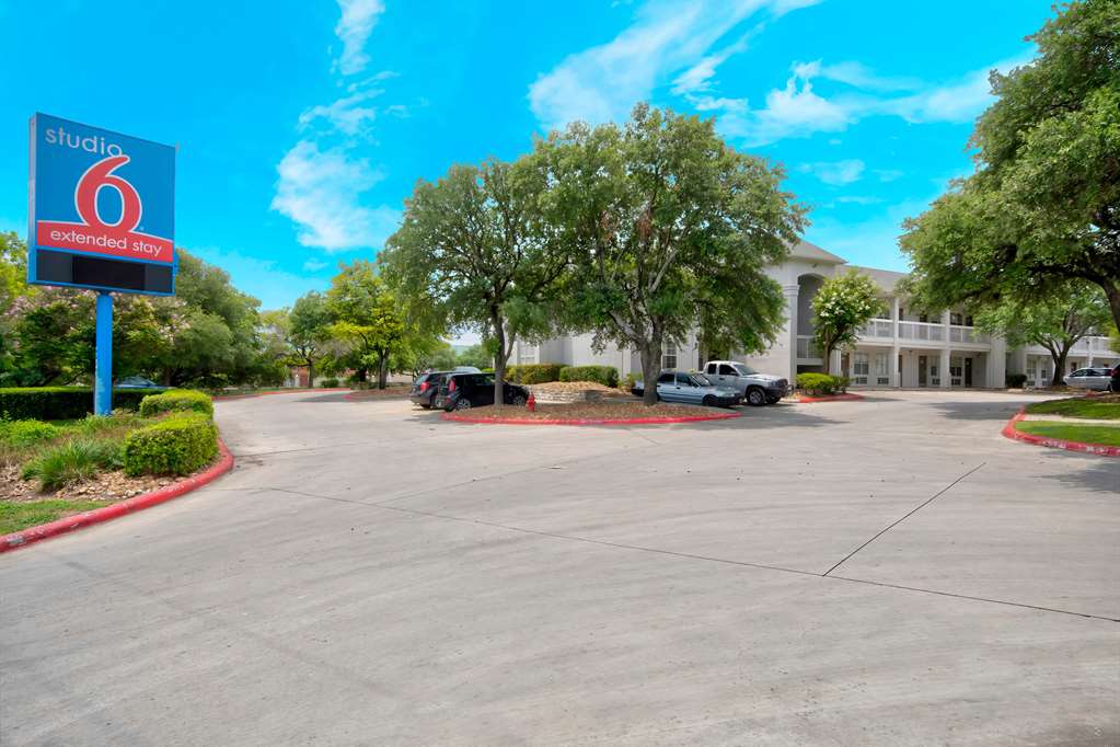 Studio 6 San Antonio TX Six Flags - photo 4