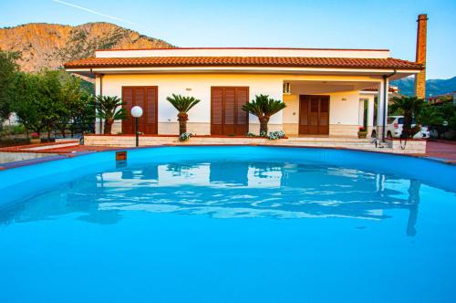 Casa Vacanze Caruso — 4-Star Luxury Hotel in Carini, Italy