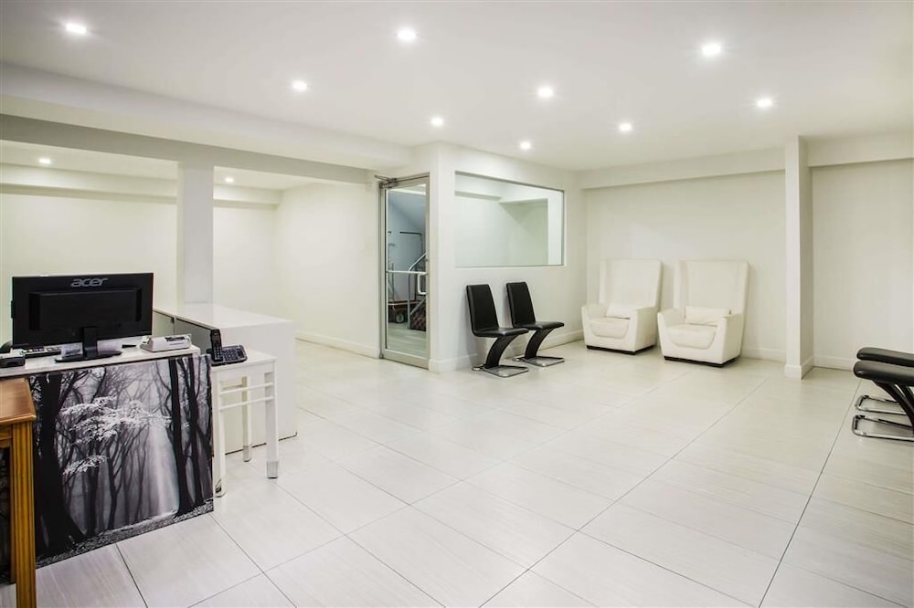 Arya Blu Inn & Suites - photo 3