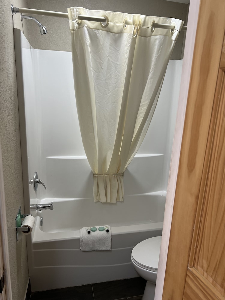 Westbridge Inn & Suites - photo 33