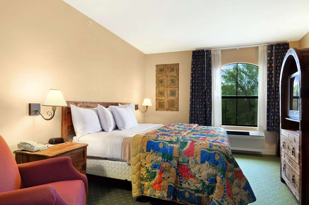 Days Inn & Suites by Wyndham Llano - photo 9