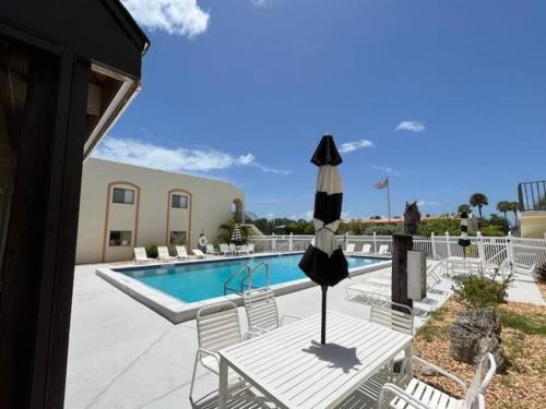 NEW condo Just 15 min to Ft Myers and Sanibel beach Great Location — 4-Star Luxury Hotel in Fort Myers, United States