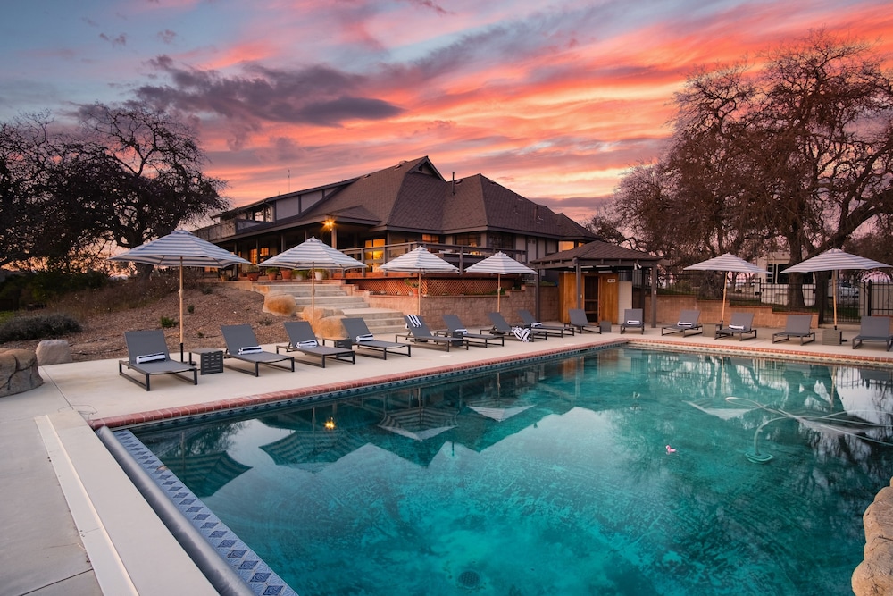 Cathedral by Avantstay Charming Secluded Estate w Sauna Pool Table Views of the Rolling Hills — hotel in Templeton
