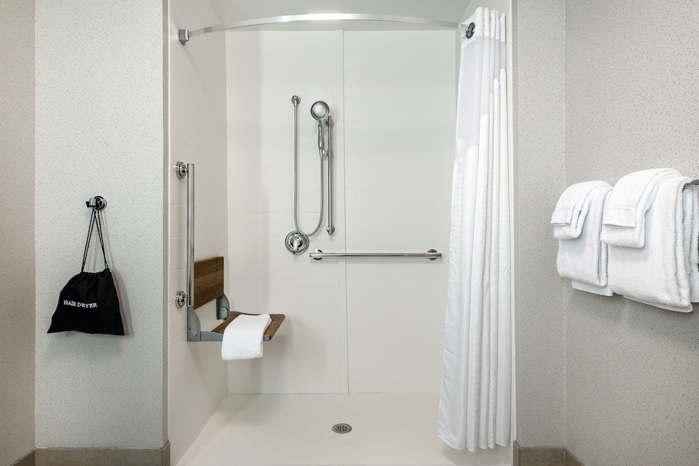 Holiday Inn Express Suites Queensbury Lake George Area — Queensbury