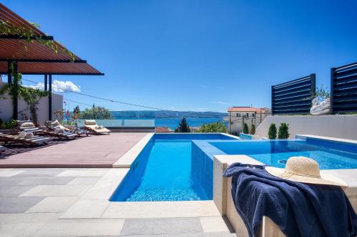 LUXURY VILLA PARADISE 120m from sandy beach heated pool billiard max 12 pax — 4-Star Luxury Hotel in Duce, Croatia