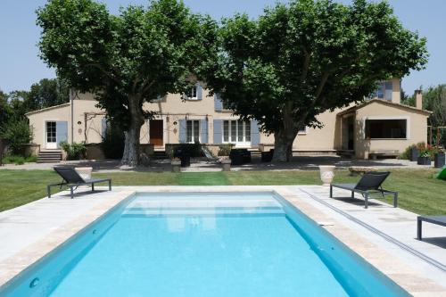 Typical Provencal Mas With Heated Pool 10 People In The Countryside Of Cavaillon Luberon Provence.