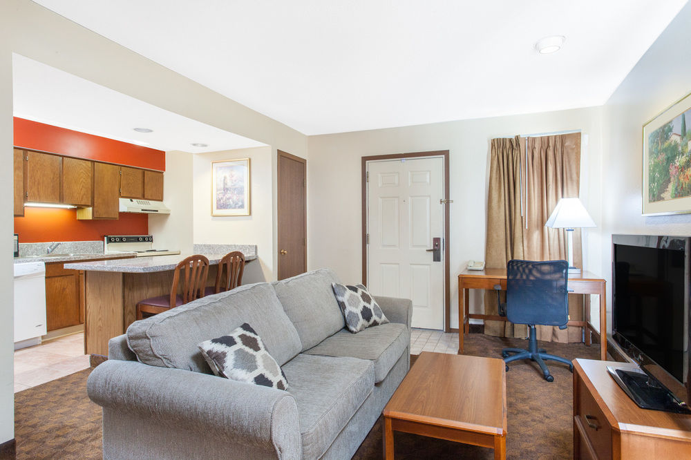 Hawthorn Suites by Wyndham Holland Toledo Area - photo 21