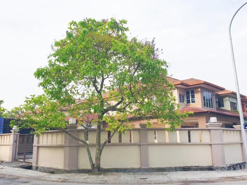 Airport Garden Stay #corner hoise 5 rooms #free wifi #parking #tv chanel in Shah Alam, Malaysia