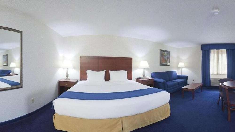 Holiday Inn Express Deforest - photo 7