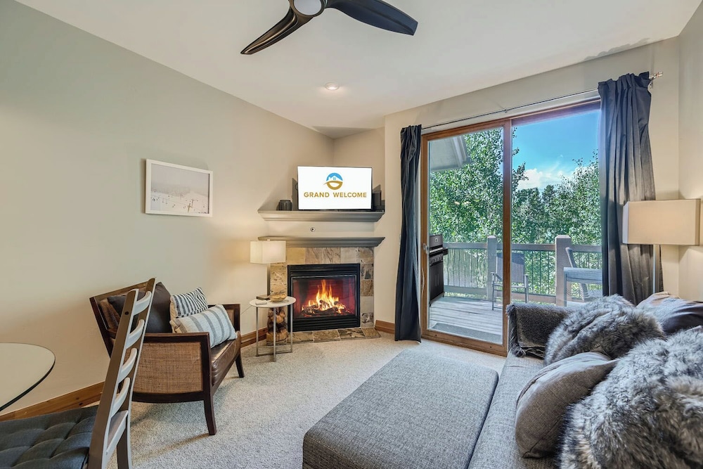 Cozy 1BR Near Trails w Shuttle to Slopes and Town — 4-Star Luxury Hotel in Breckenridge, United States