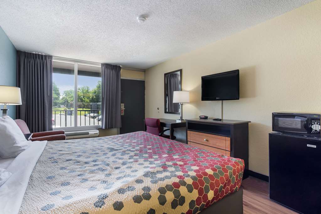 Econo Lodge Gallatin Metro Nashville - photo 15