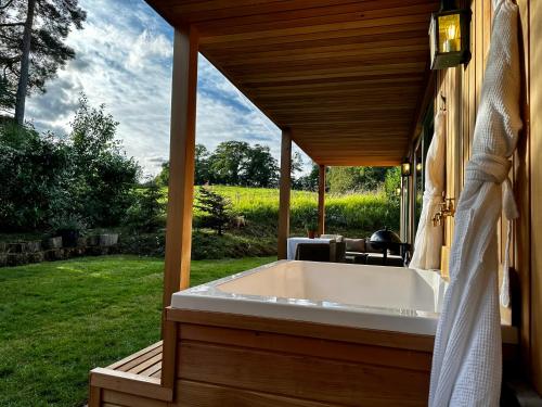 Peak District Romantic Retreat Outdoor Japanese Whirlpool bath in Bakewell, United Kingdom
