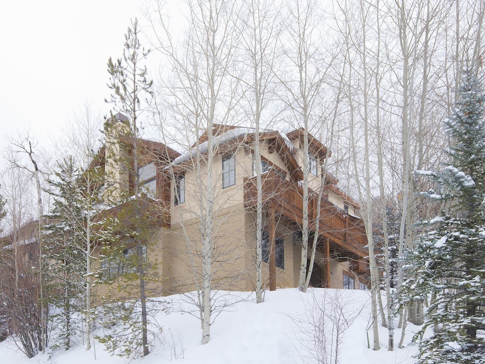 Alpine Drive Chalet — 4-Star Luxury Hotel in Vail, United States