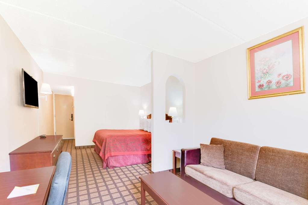 Days Inn & Suites by Wyndham Laredo - photo 10