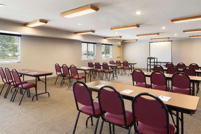 Country Inn & Suites by Radisson Cedar Rapids Airport IA - photo 29