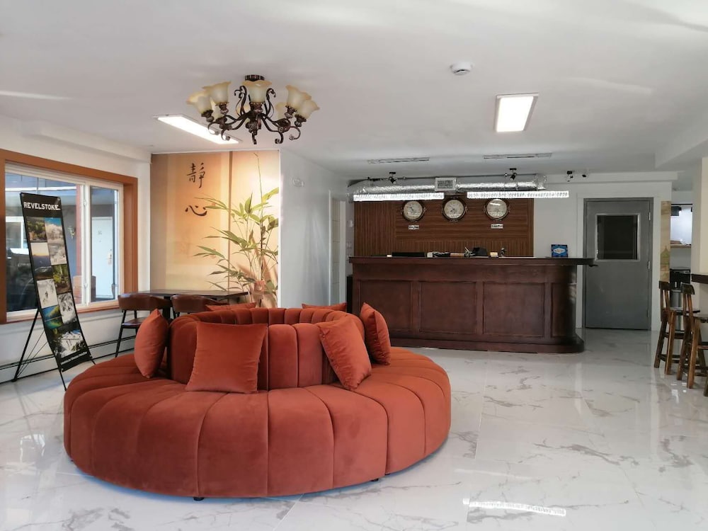 Alpine Inn & Suites — hotel in Revelstoke