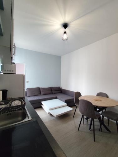 F2 Au Village St Denis — Saint Denis