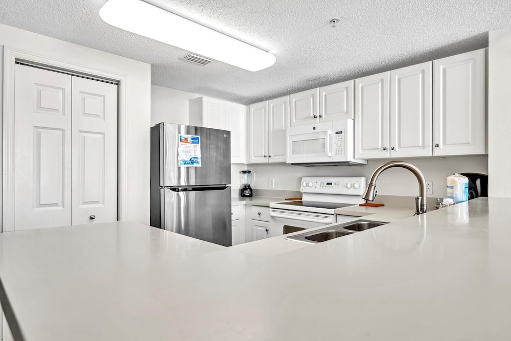 Majestic Beach Towers 1 1304 - photo 4