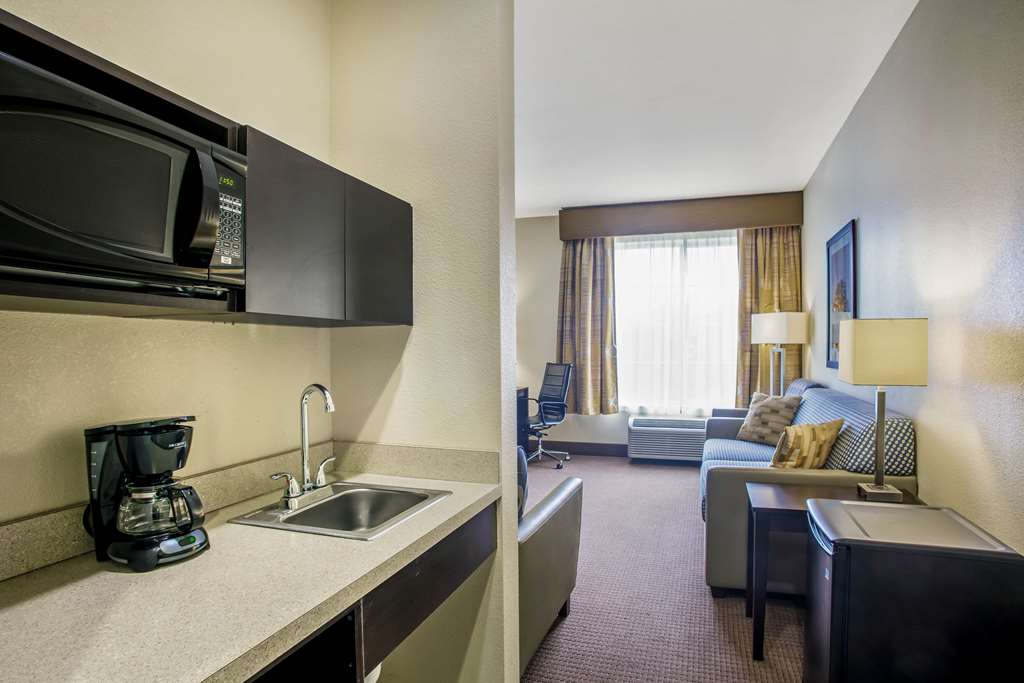 La Quinta Inn & Suites by Wyndham Karnes City Kenedy - photo 39