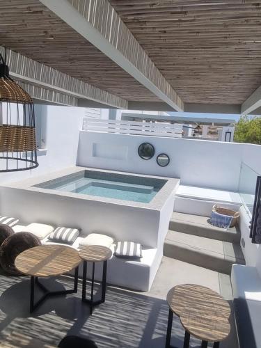 Oikies — 4-Star Luxury Hotel in Naousa, Greece