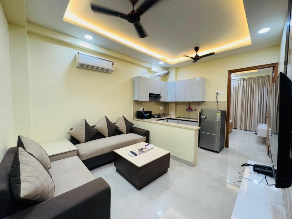 Akshay premium suites1 BHK Serviced Apartments Near Artemis Hospital Sector 52