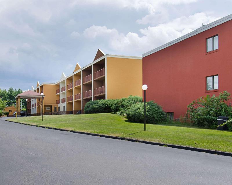 Quality Inn & Suites - photo 2