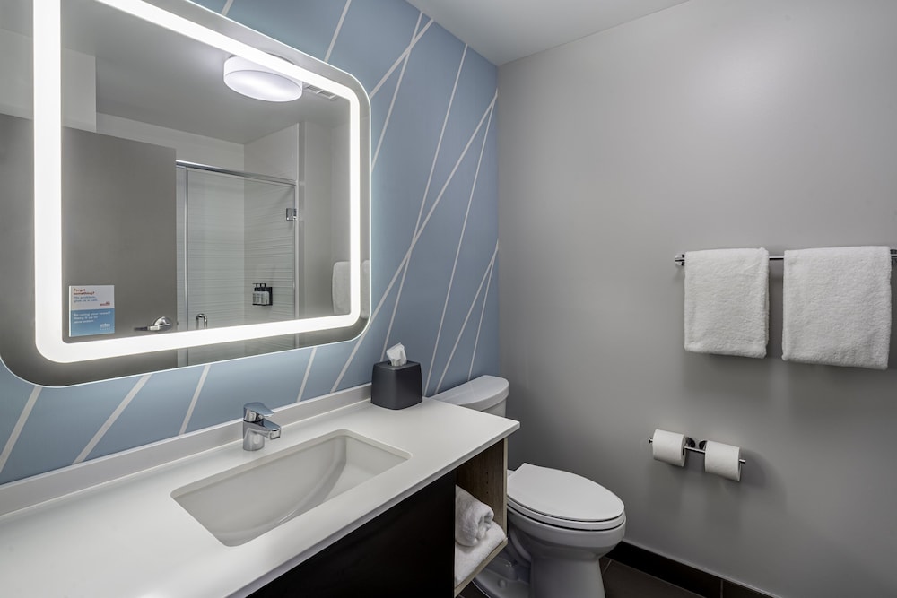 avid hotel Milwaukee West Waukesha by IHG - photo 21