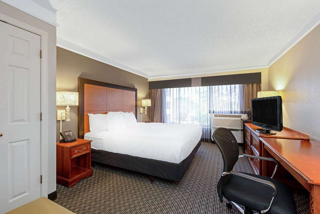 La Quinta Inn & Suites by Wyndham New Orleans Airport - photo 16