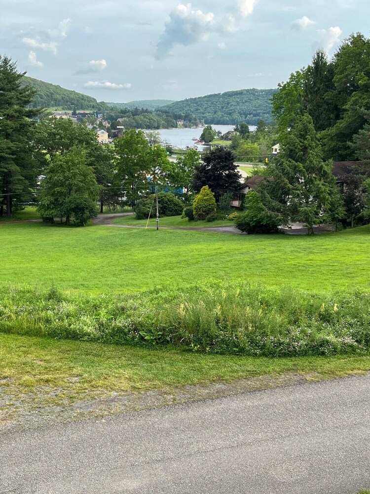 1 Mi to Wisp Resort: Hot Tub Haven in Mchenry in Mchenry, United States