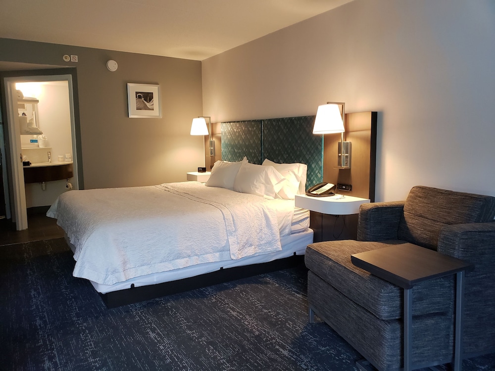 Hampton Inn & Suites Newtown - photo 7