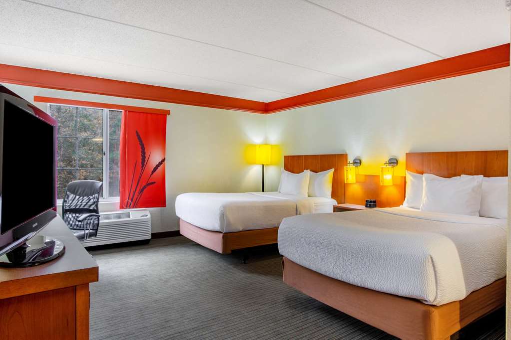 La Quinta Inn & Suites by Wyndham Raleigh Crabtree - photo 11