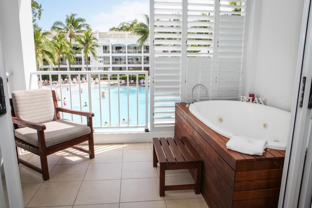 Shiloh At The Beach Club 3121 — 4-Star Luxury Hotel in Palm Cove, Australia