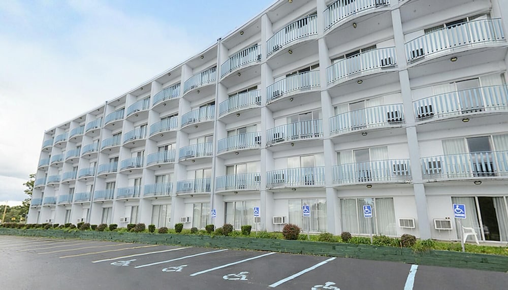 Howard Johnson by Wyndham Benton Harbor St. Joseph - photo 36