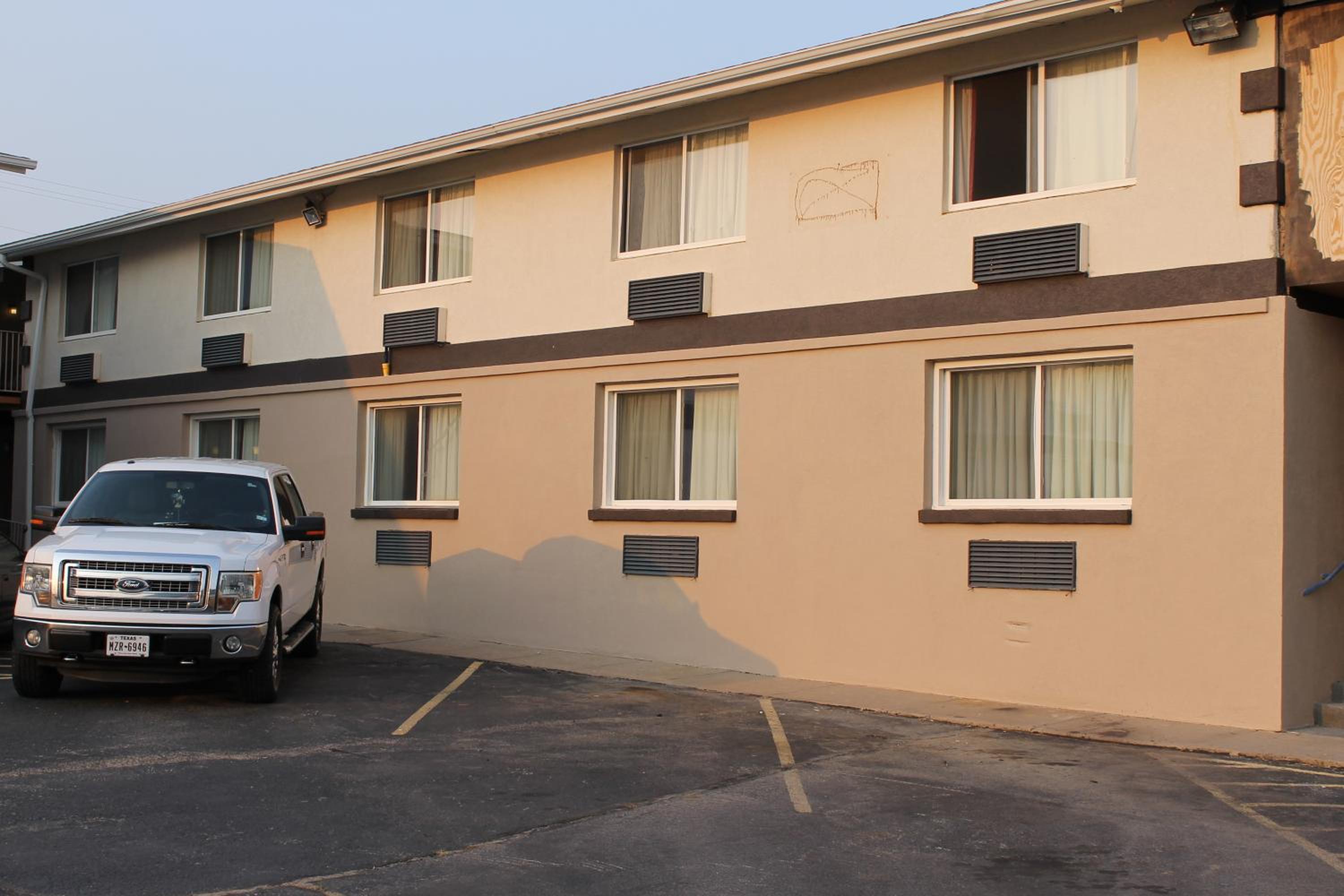 Knights Inn Dodge City - photo 14