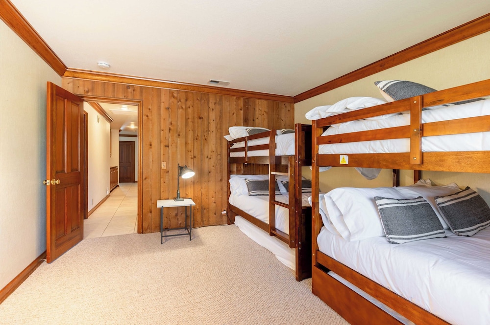 Cathedral by Avantstay Charming Secluded Estate w Sauna Pool Table & Views of the Rolling Hills - photo 33