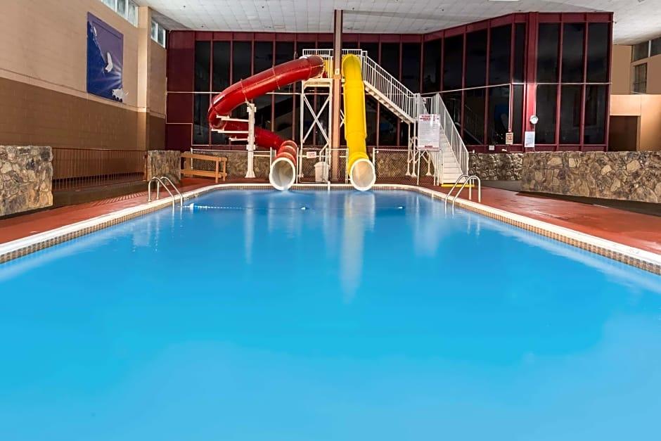 Ramada by Wyndham Medford Hotel and Conference Center - photo 3