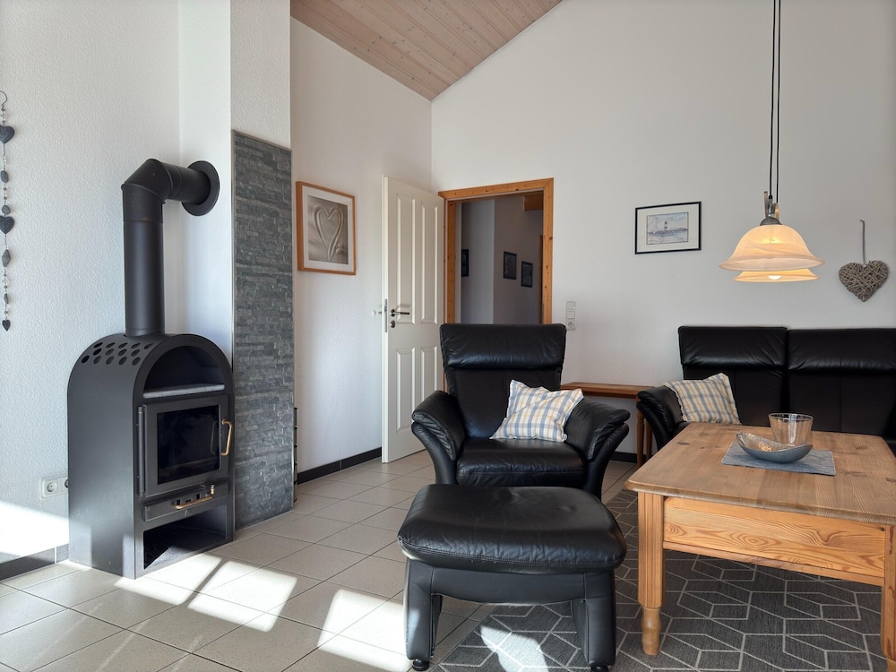 Ferienhaus mit Kaminofen in Burhave