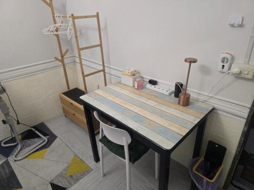 103 Olan Place Apartment with fan and near SkyTrain and free Wi Fi