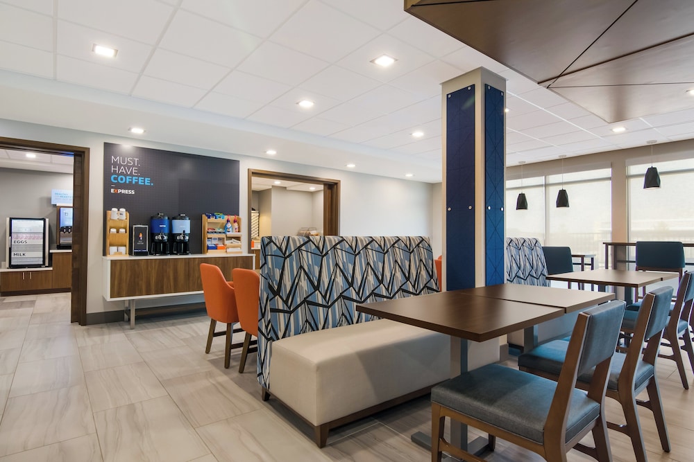 Holiday Inn Express & Suites Springdale Fayetteville Area - photo 51