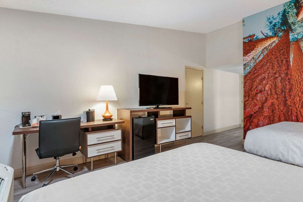 Clarion Pointe Fresno Near Yosemite - photo 8