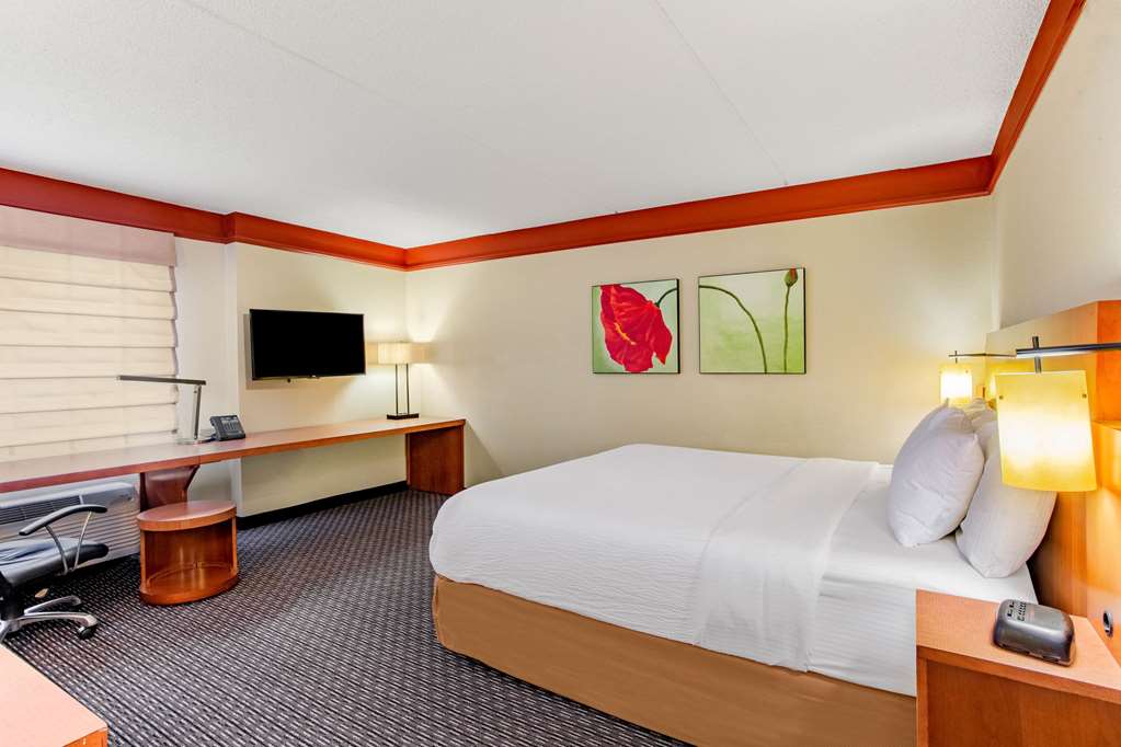 La Quinta Inn & Suites by Wyndham Raleigh Durham Southpoint - photo 29