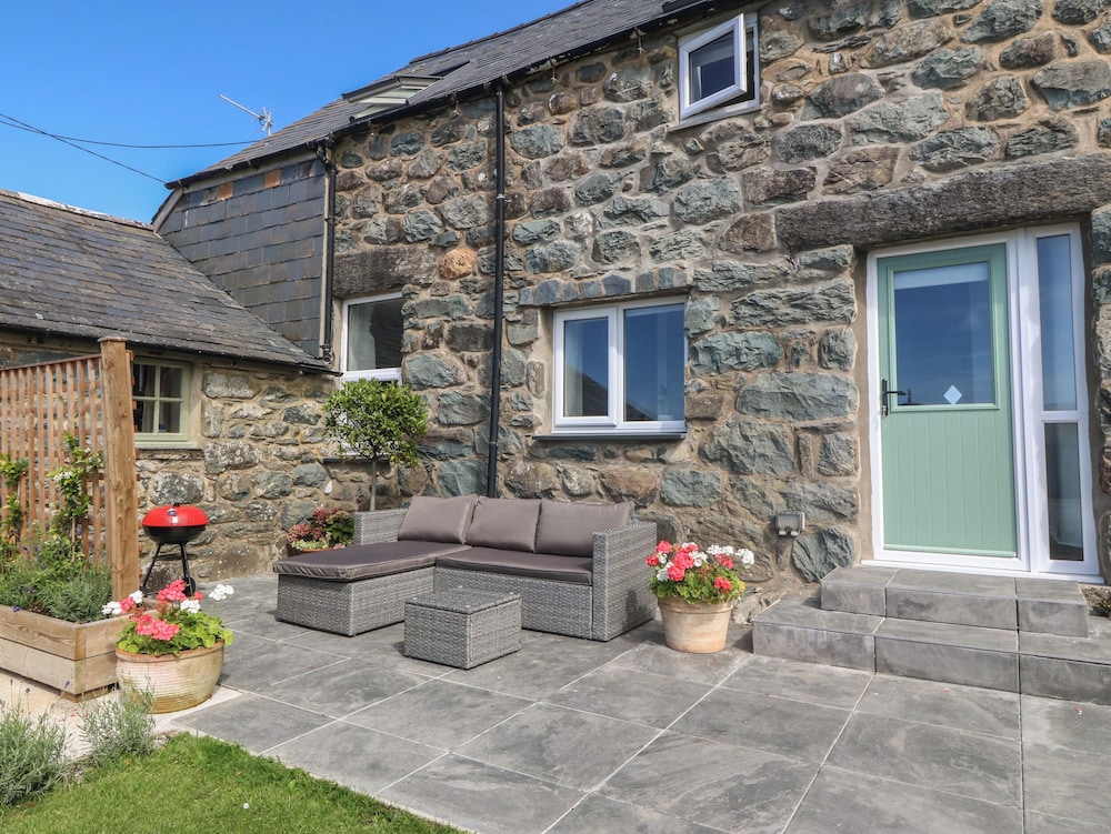 Yr Ysgubor — 4-Star Luxury Hotel in Dyffryn Ardudwy, United Kingdom