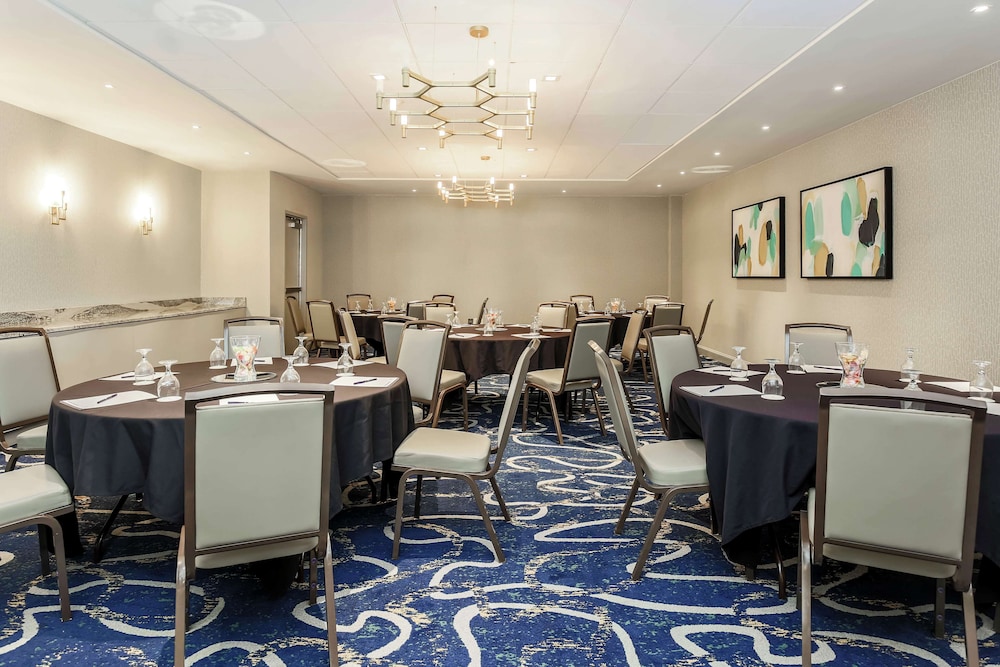 DoubleTree by Hilton Austin University Area - photo 32