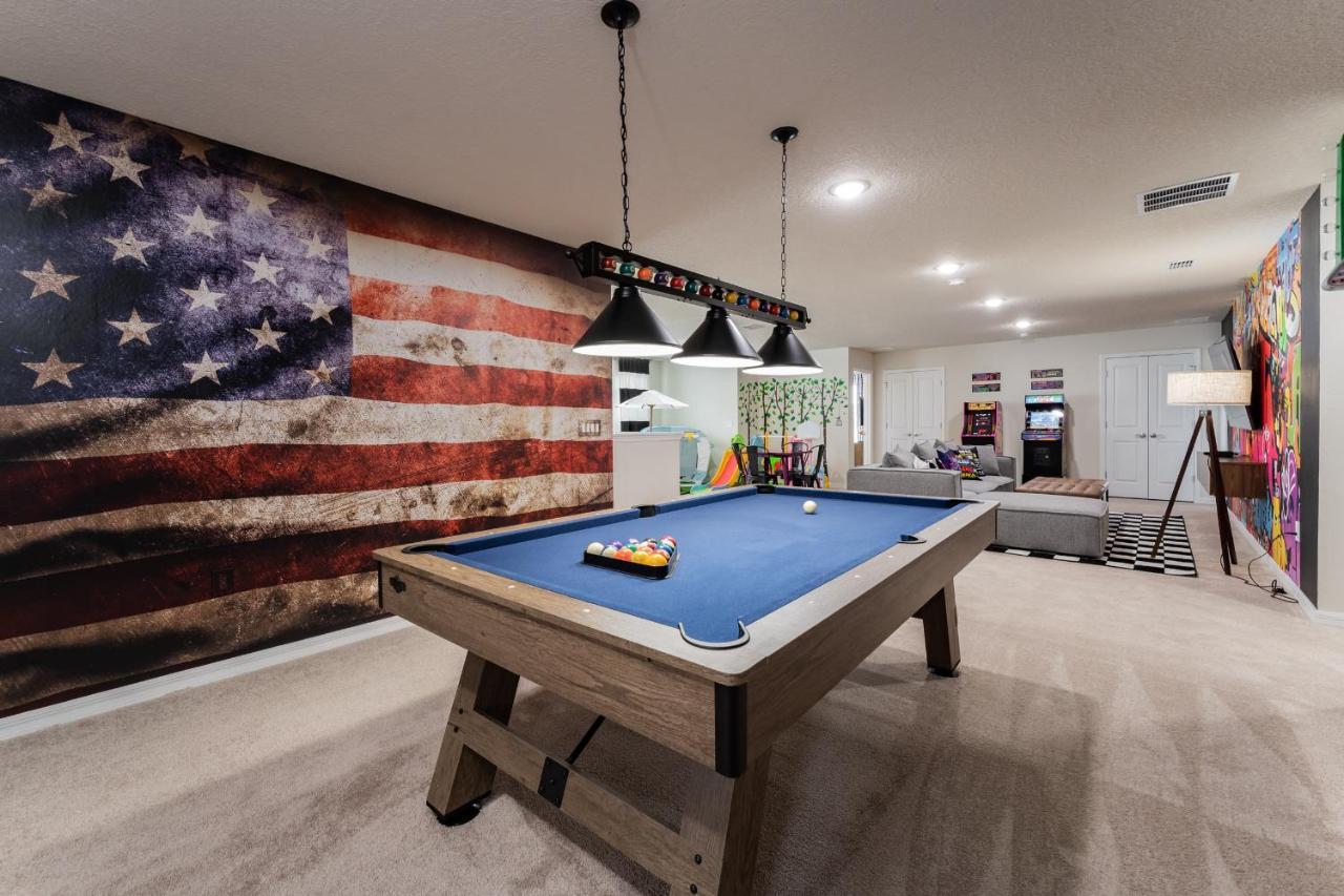 Spectacular 8BR Home w Pool Theater Theme Room — 4-Star Luxury Hotel in Davenport, United States