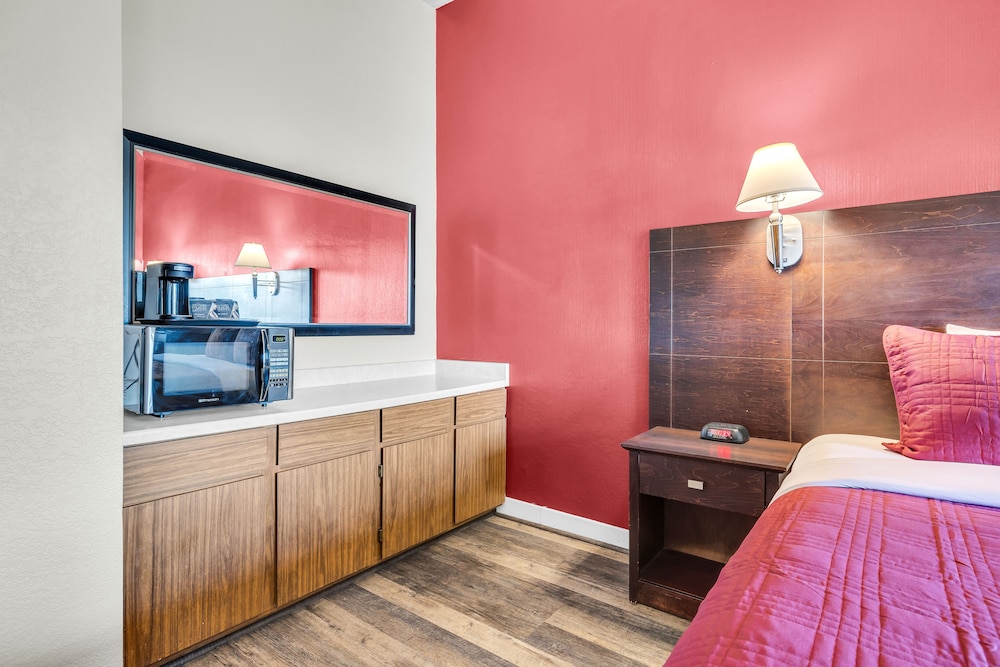 Econo Lodge Bay Breeze - photo 18